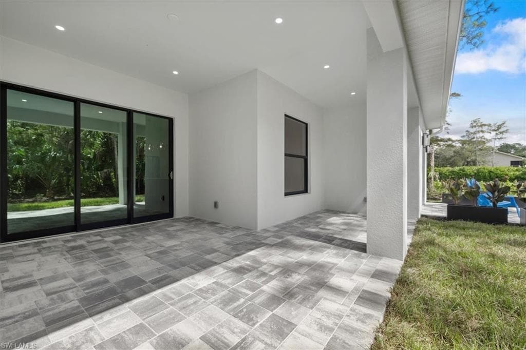 916 22nd Ave NE, Naples, FL 34120-40