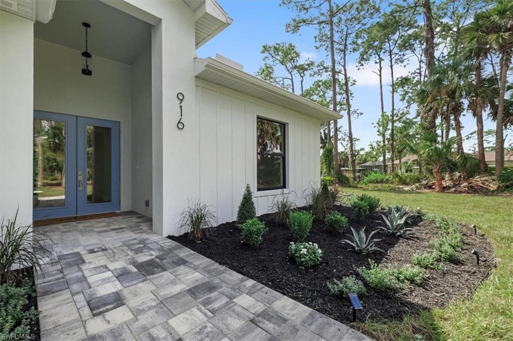 916 22nd Ave NE, Naples, FL 34120-4