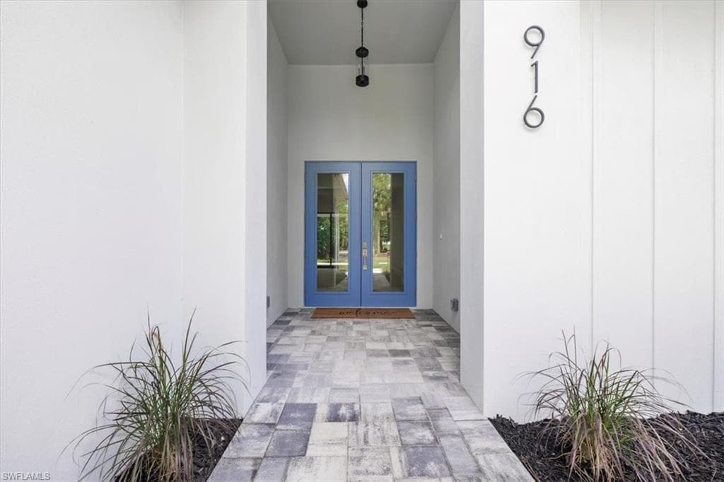 916 22nd Ave NE, Naples, FL 34120-5