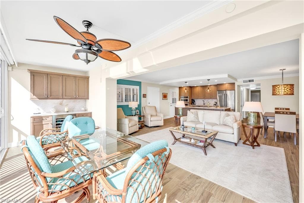 222 Harbour Dr 310, Naples, FL 34103-8