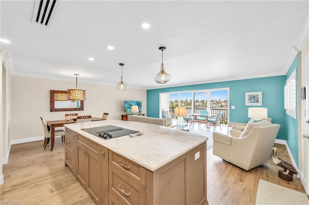 222 Harbour Dr 310, Naples, FL 34103-10