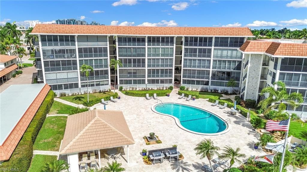 222 Harbour Dr 310, Naples, FL 34103-27