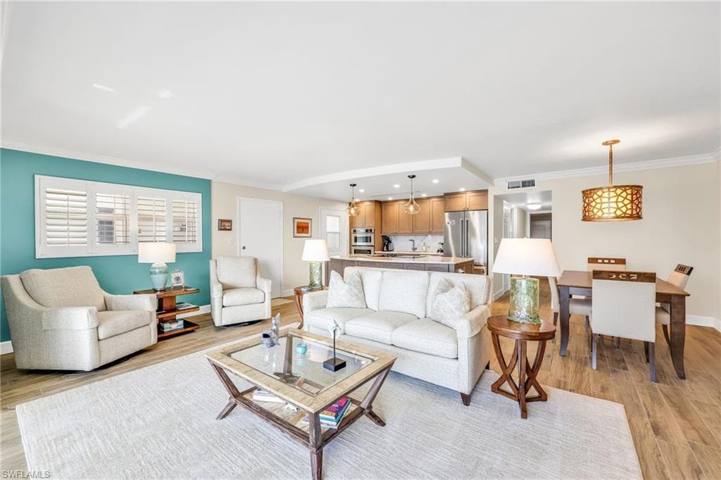 222 Harbour Dr 310, Naples, FL 34103-4