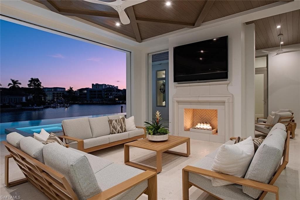 306 Spring Line Dr, Naples, FL 34102-4