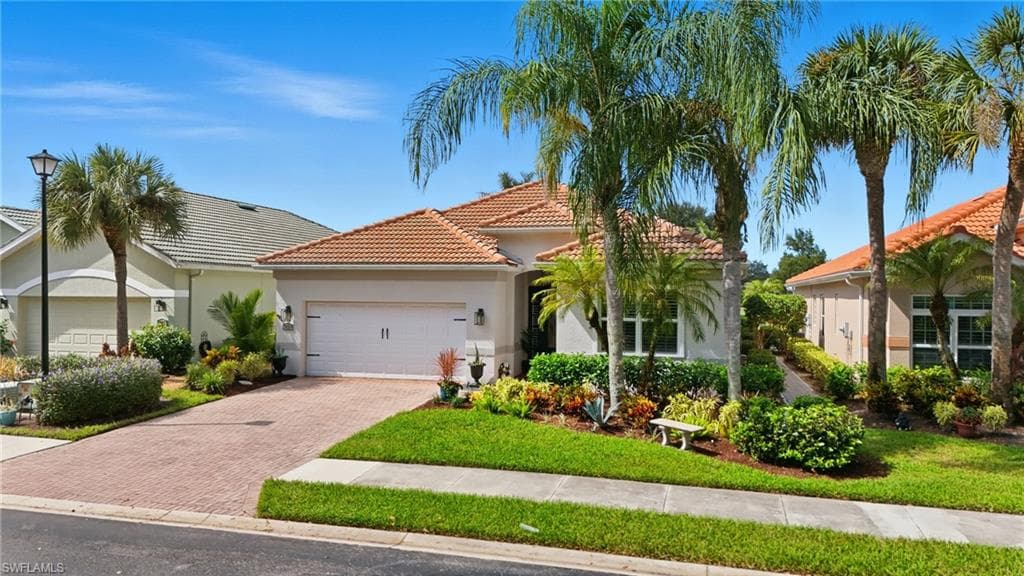 3535 Grand Cypress Dr, Naples, FL 34119-3