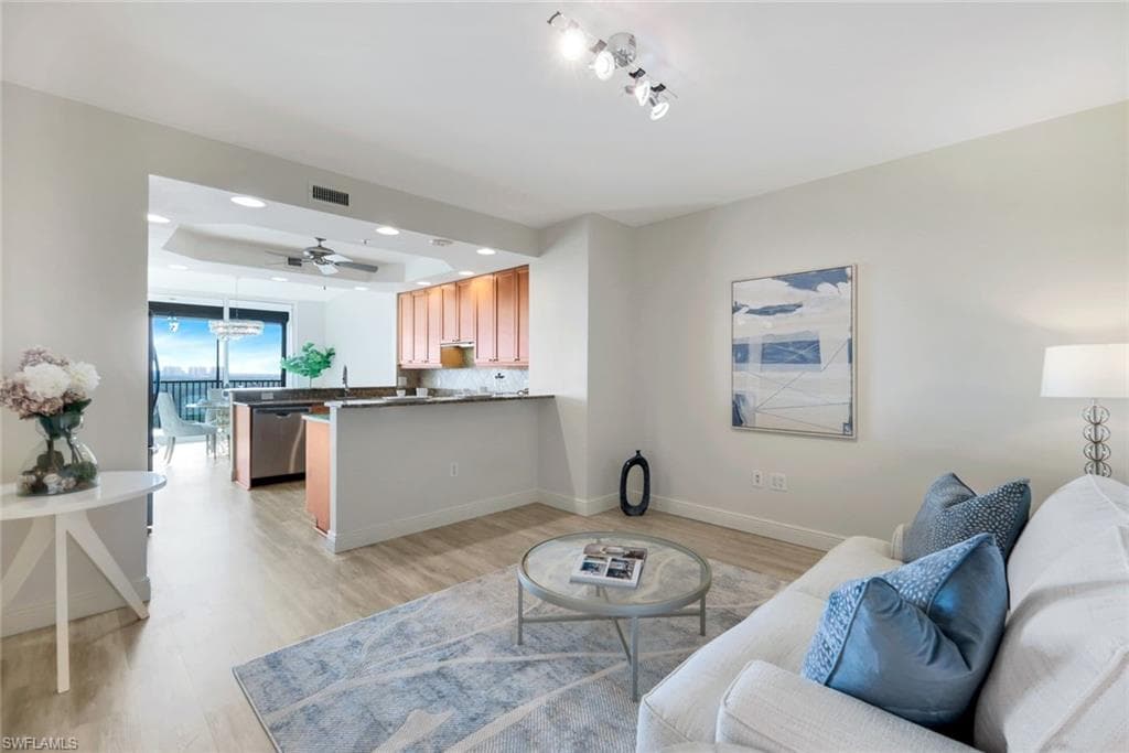 455 Cove Tower Dr 902, Naples, FL 34110-8