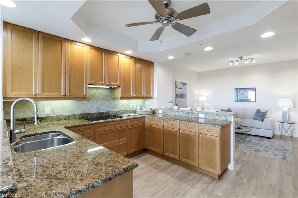 455 Cove Tower Dr 902, Naples, FL 34110-17