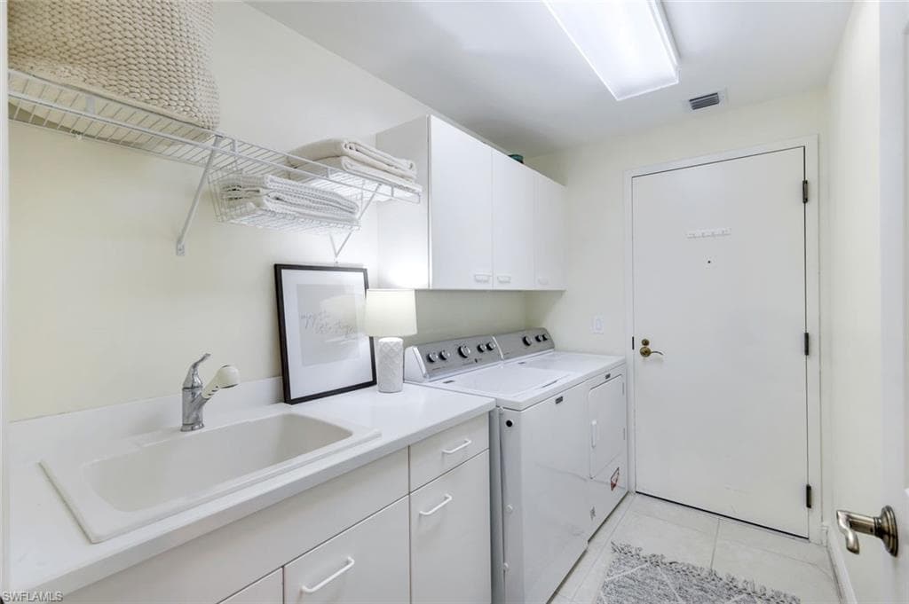 455 Cove Tower Dr 902, Naples, FL 34110-33