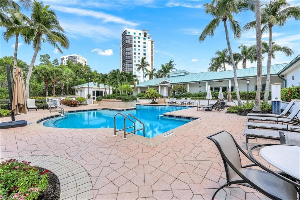 455 Cove Tower Dr 902, Naples, FL 34110-42
