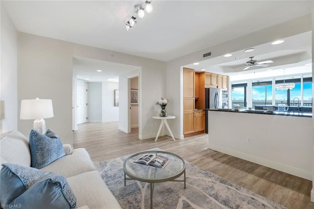 455 Cove Tower Dr 902, Naples, FL 34110-7