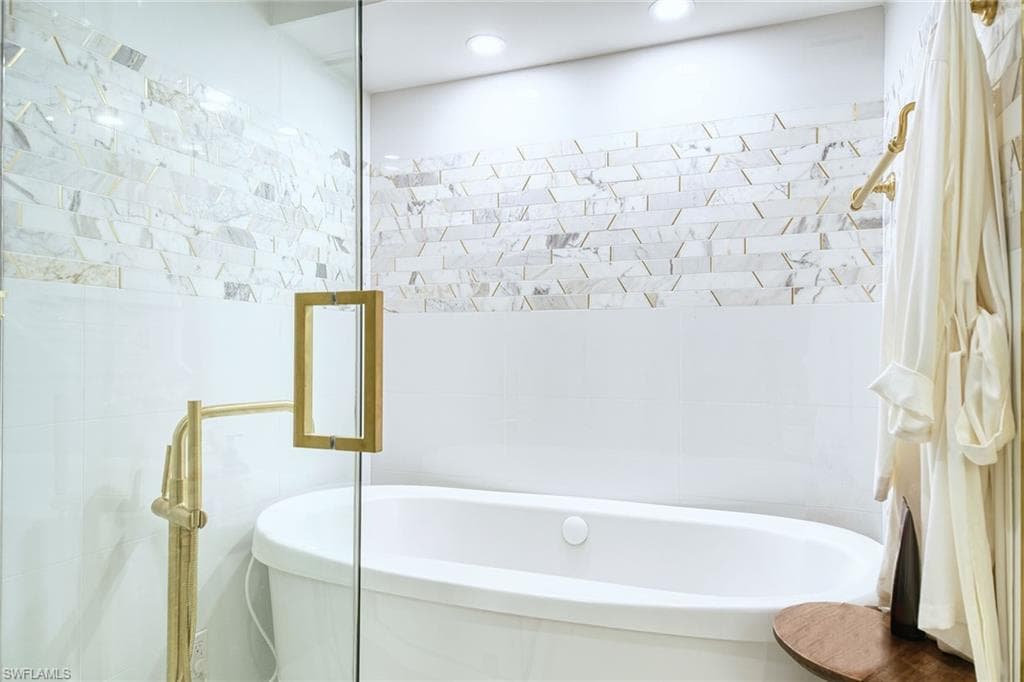 2389 Gulf Shore Blvd N 302, Naples, FL 34103-22