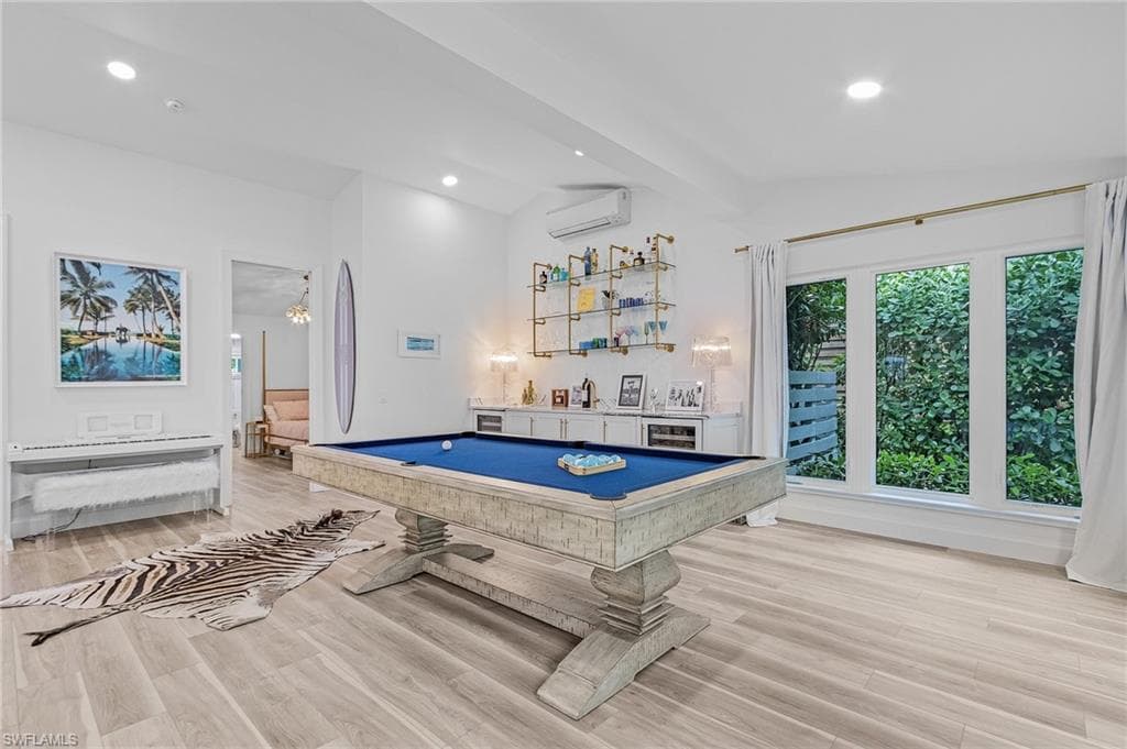 725 2nd St S, Naples, FL 34102-8