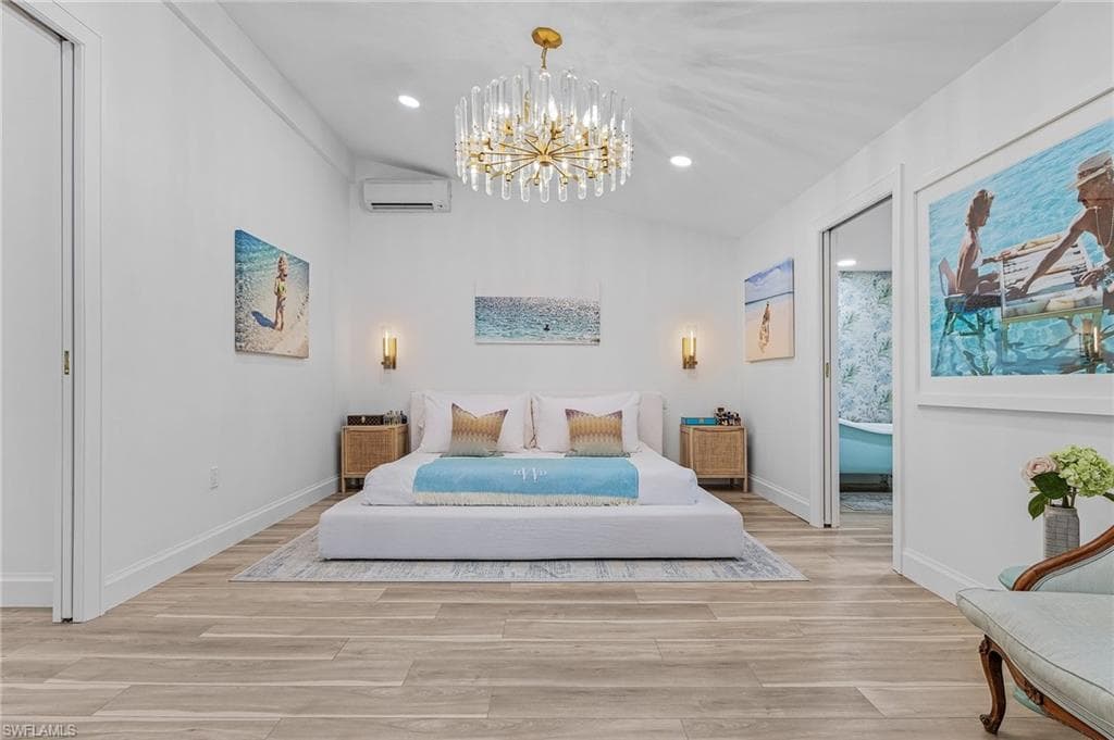 725 2nd St S, Naples, FL 34102-9