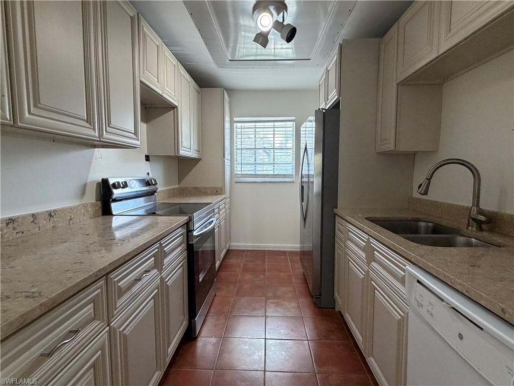 4900 Biscayne Dr 24, Naples, FL 34112-3