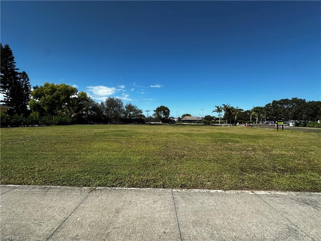 116 Gulfstream St, Marco Island, FL 34145-2