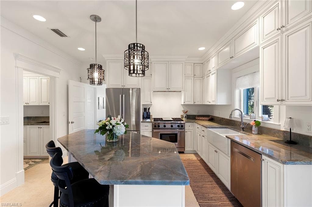 7 Glenview Manor Dr, Fort Myers Beach, FL 33931-16