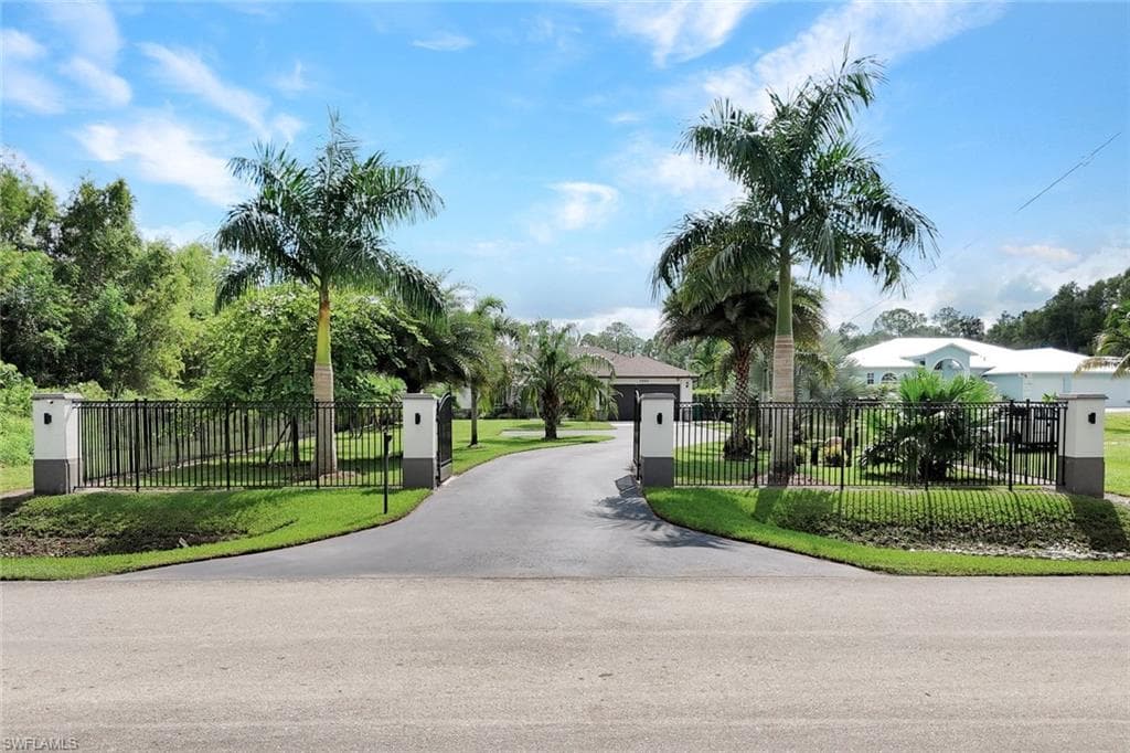 2552 52nd Ave NE, Naples, FL 34120-2