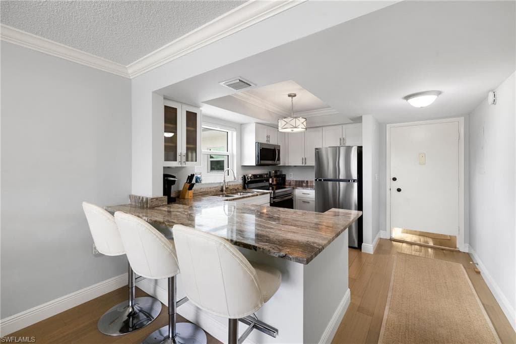 5 High Point Cir W 307, Naples, FL 34103-7