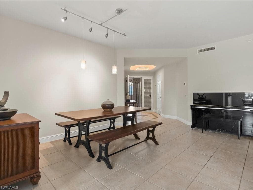 425 Cove Tower Dr 304, Naples, FL 34110-8