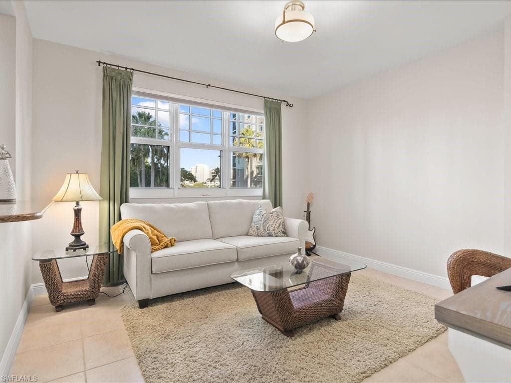 425 Cove Tower Dr 304, Naples, FL 34110-9