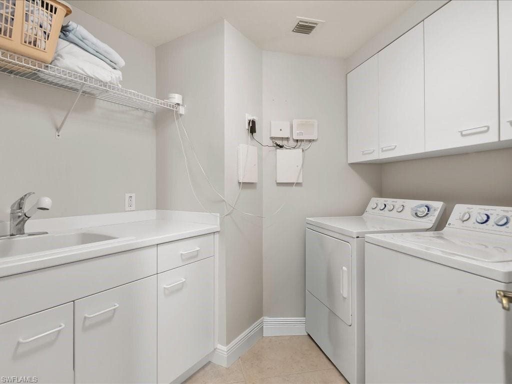 425 Cove Tower Dr 304, Naples, FL 34110-16