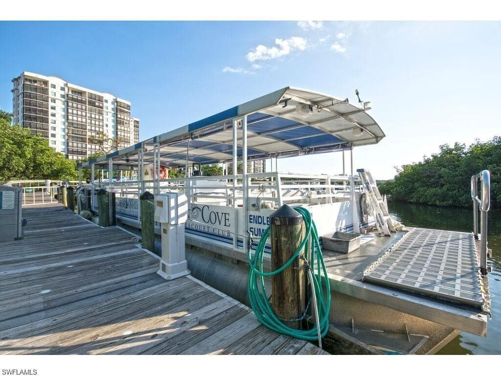 425 Cove Tower Dr 304, Naples, FL 34110-23