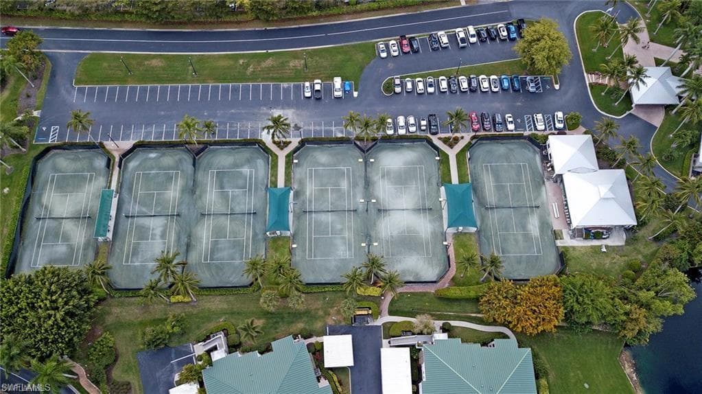 425 Cove Tower Dr 304, Naples, FL 34110-25