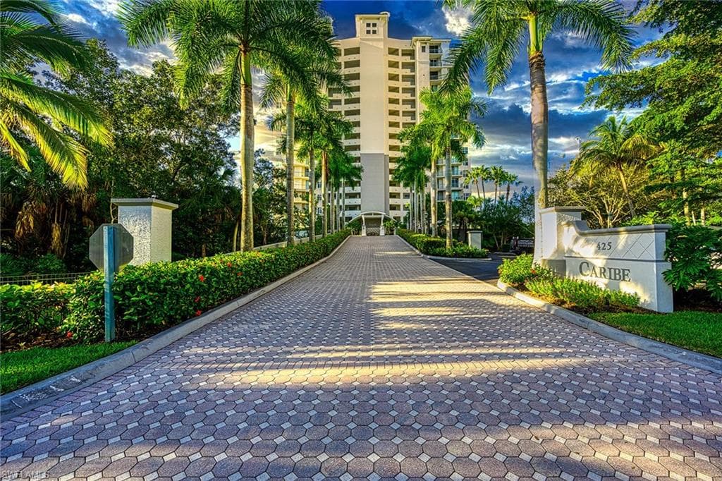 425 Cove Tower Dr 304, Naples, FL 34110-1
