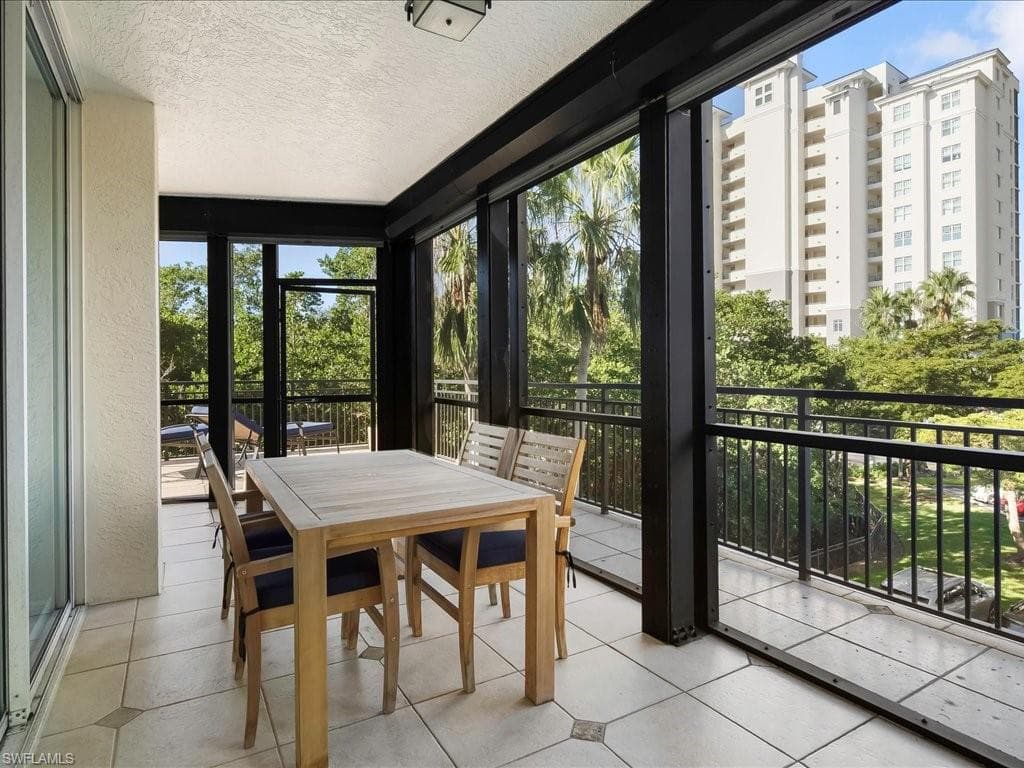 425 Cove Tower Dr 304, Naples, FL 34110-3
