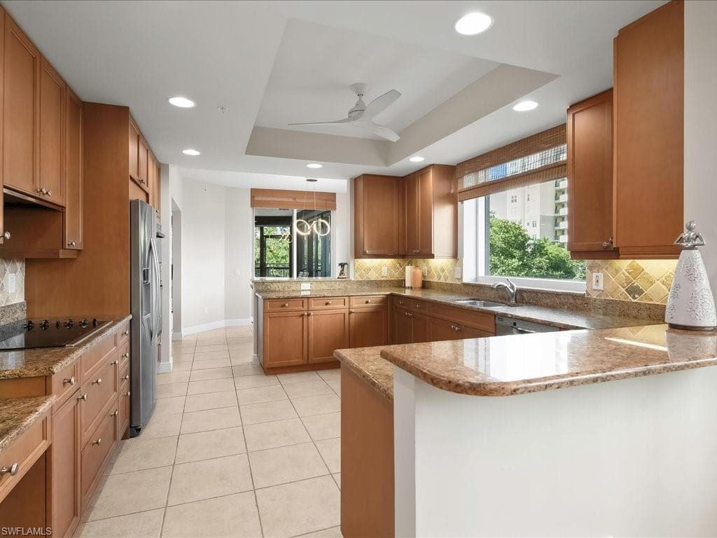 425 Cove Tower Dr 304, Naples, FL 34110-4