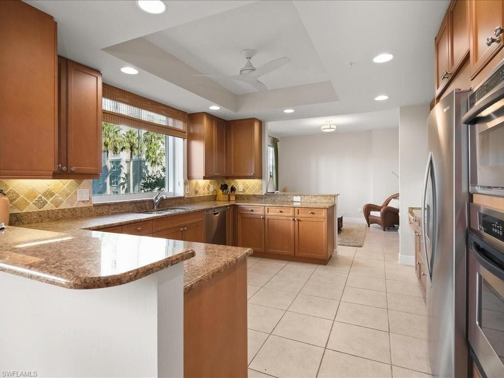 425 Cove Tower Dr 304, Naples, FL 34110-5