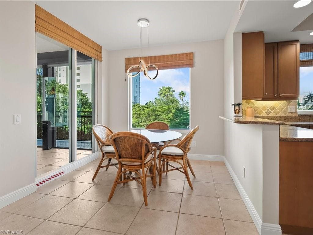 425 Cove Tower Dr 304, Naples, FL 34110-6