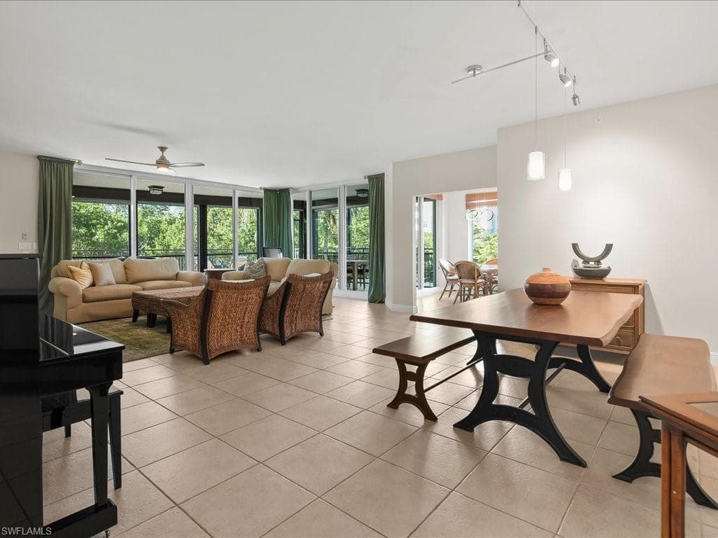 425 Cove Tower Dr 304, Naples, FL 34110-7