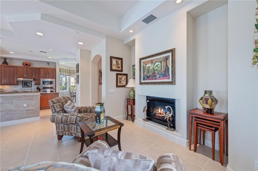 550 Avellino Isles Cir 302, Naples, FL 34119-8