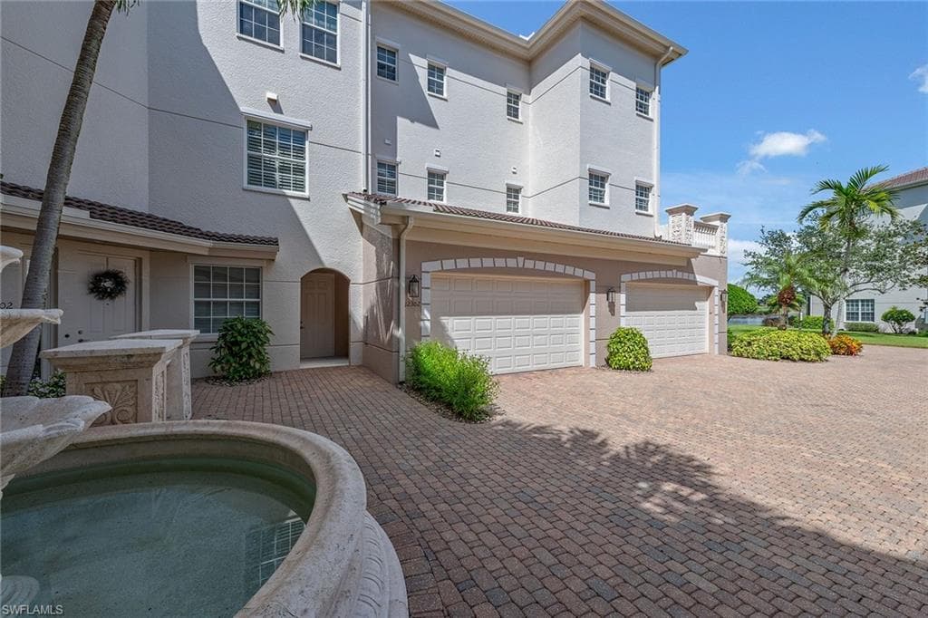550 Avellino Isles Cir 302, Naples, FL 34119-2