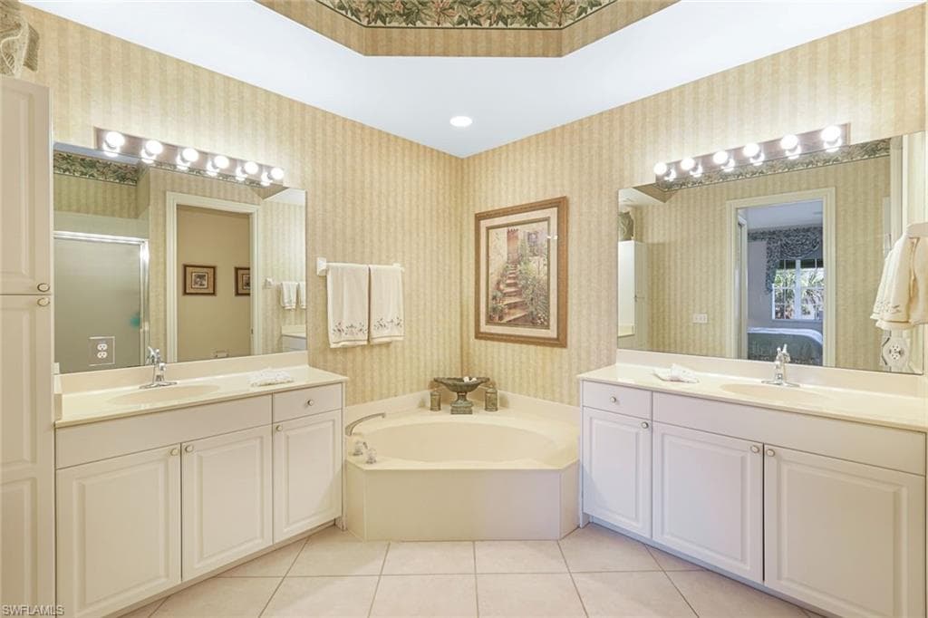 795 Bentwater Cir 202, Naples, FL 34108-24