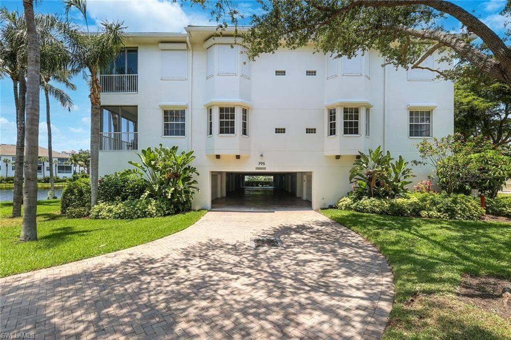 795 Bentwater Cir 202, Naples, FL 34108-31