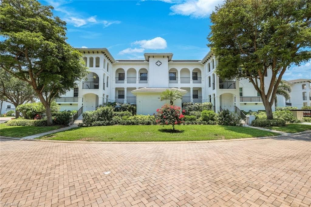 795 Bentwater Cir 202, Naples, FL 34108-3