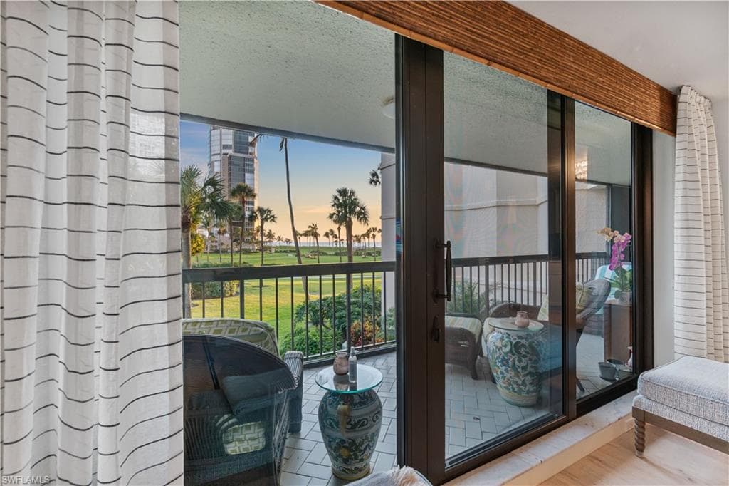 4551 Gulf Shore Blvd N 205, Naples, FL 34103-5