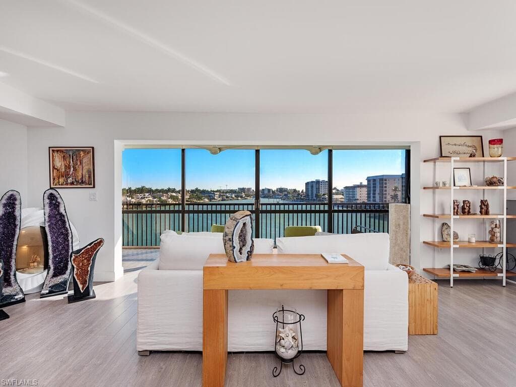 222 Harbour Dr 503, Naples, FL 34103-4