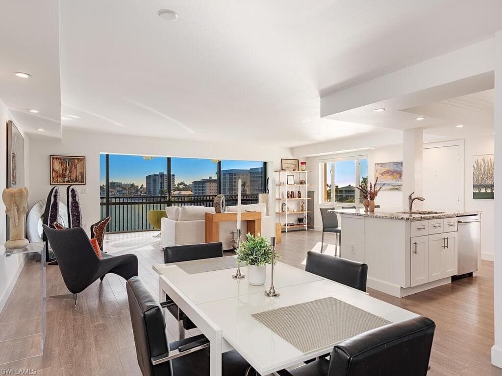 222 Harbour Dr 503, Naples, FL 34103-5