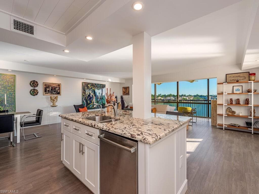 222 Harbour Dr 503, Naples, FL 34103-7