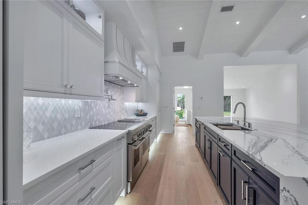 5253 Sycamore Dr, Naples, FL 34119-6