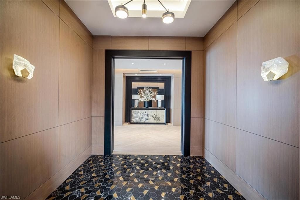 81 Seagate Dr Ph20, Naples, FL 34103-26