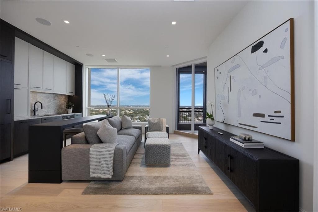 81 Seagate Dr Ph20, Naples, FL 34103-36