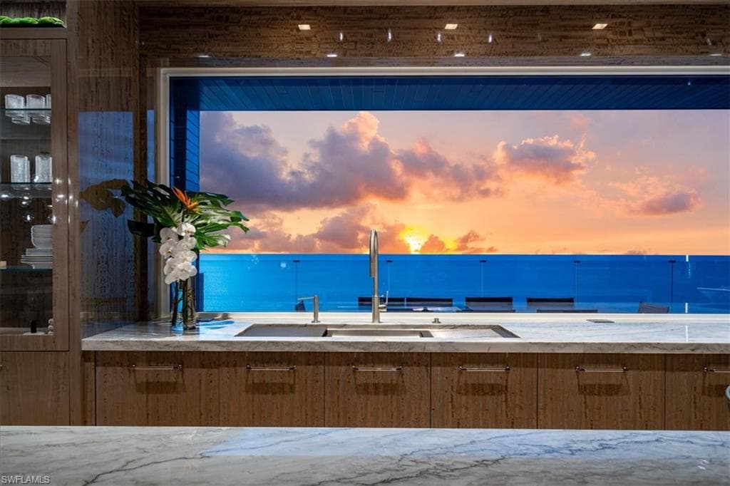 81 Seagate Dr Ph20, Naples, FL 34103-3