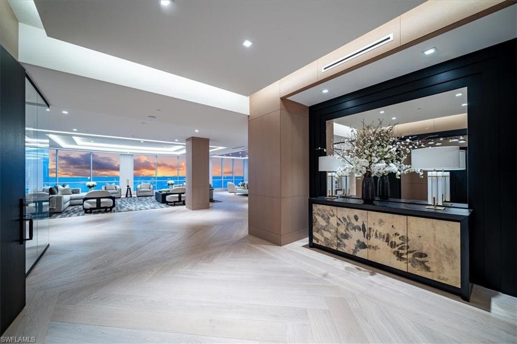 81 Seagate Dr Ph20, Naples, FL 34103-6