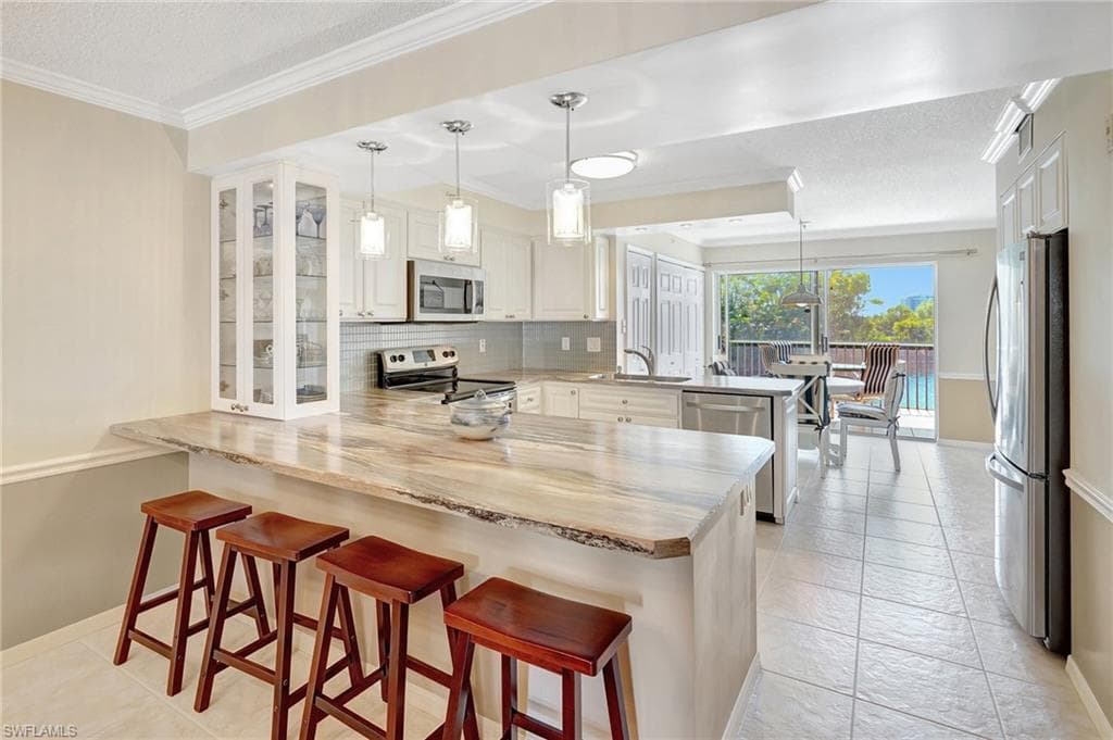 575 Club Side Dr 4-202, Naples, FL 34110-18