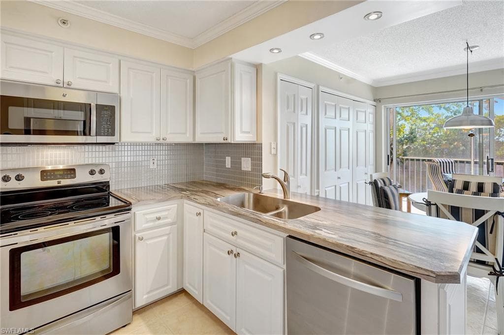 575 Club Side Dr 4-202, Naples, FL 34110-19