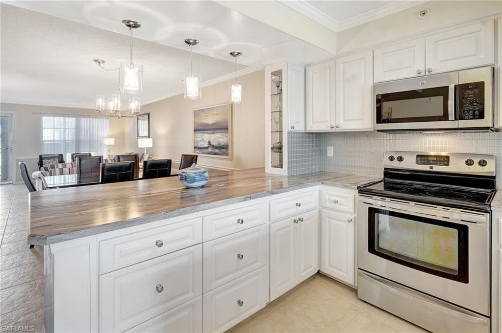 575 Club Side Dr 4-202, Naples, FL 34110-21